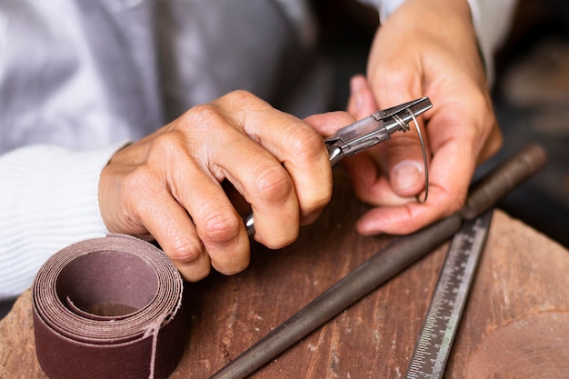 Close-up cutting wire