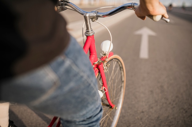 Free photo close-up of cyclist riding bicycle