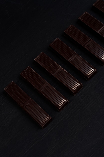 Free photo close-up of dark chocolate bar tiles in a row