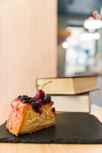 Free photo close-up of delicious berry pastry on shale board