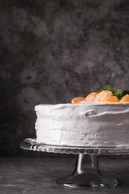 Free photo close-up delicious cake with fruit