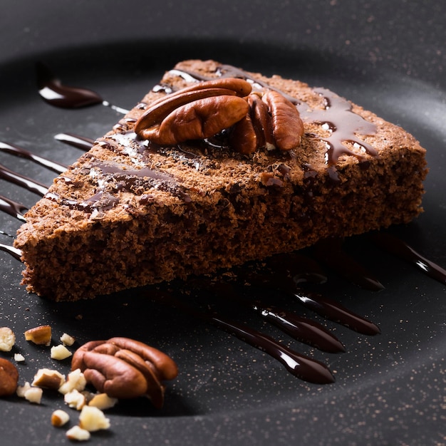 Free photo close-up delicious chocolate cake with walnuts