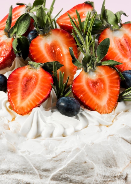 Free photo close-up delicious fruity cake