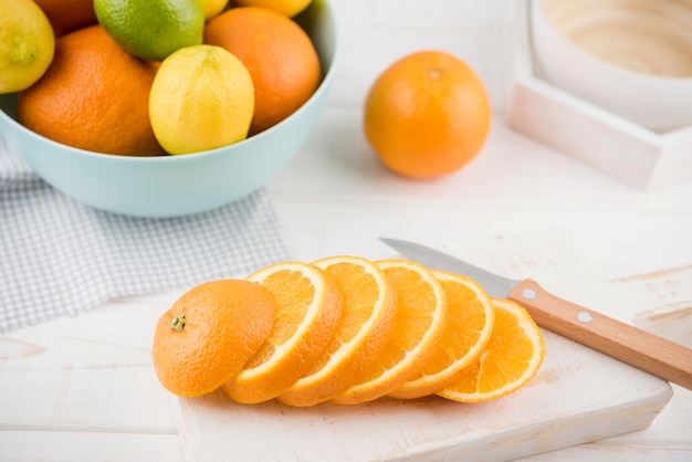 Free photo close-up delicious orange slices on the table