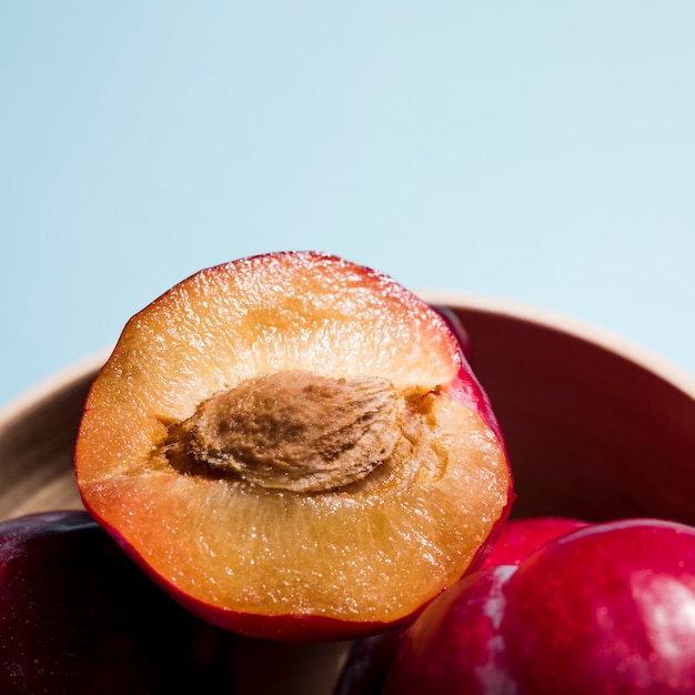 Free photo close-up delicious peaches with copy space