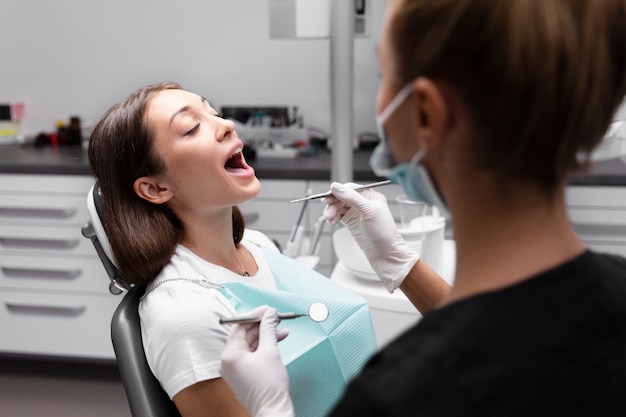 Free photo close up dentist and patient