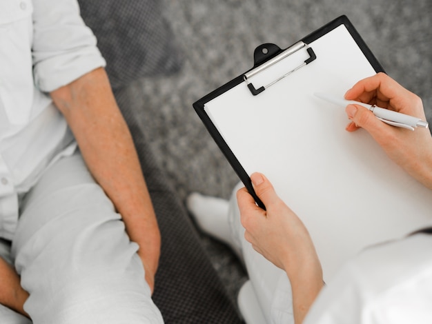 Free photo close-up doctor holding clipboard