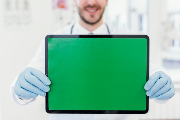 Free photo close-up doctor holding tablet