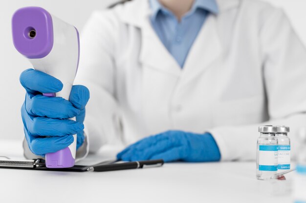 Free photo close-up of a doctor holding a thermometer