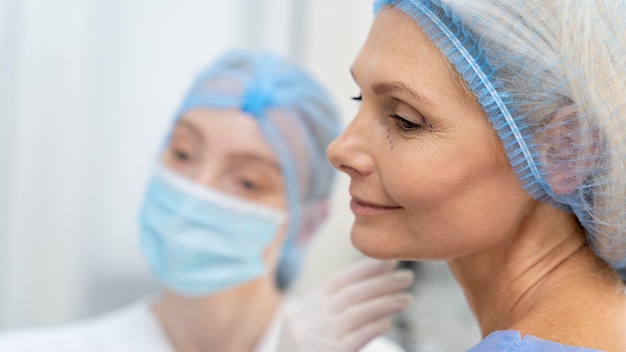 Free photo close up doctor wearing face mask