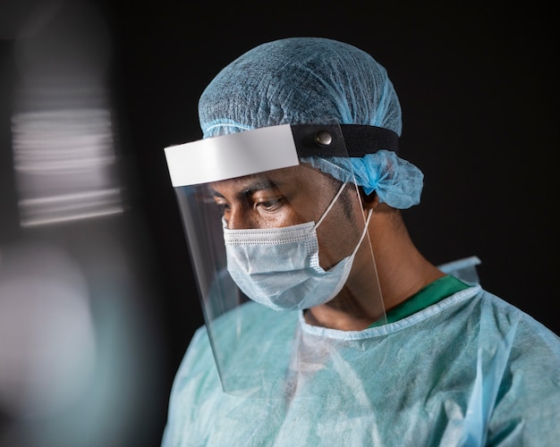 Free photo close up doctor with face mask