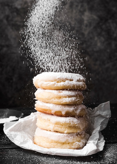 Free photo close-up donuts with sugar powder