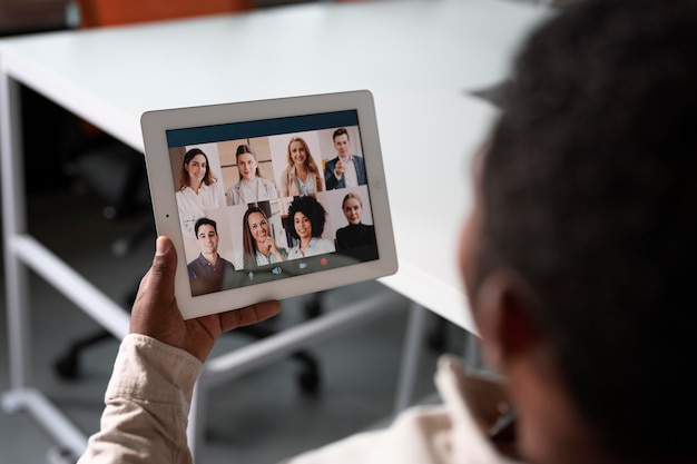 Free photo close up employee holding tablet