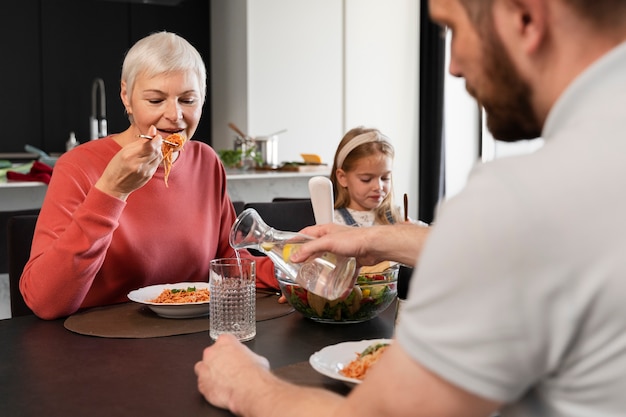 Free photo close up on family enjoying food together