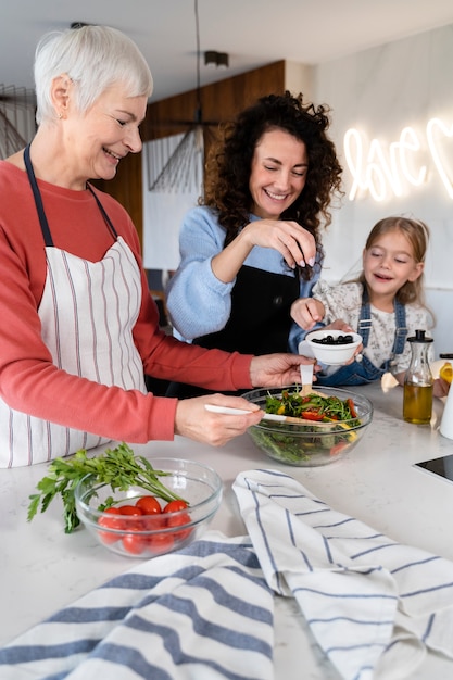 Free photo close up on family enjoying food together