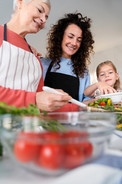 Free photo close up on family enjoying food together