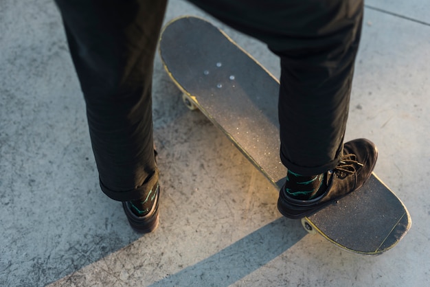 Free photo close-up of feet practising with the skateboard