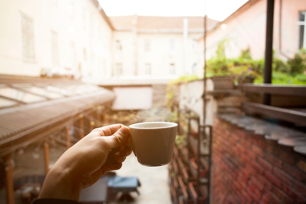 Free photo close-up female hand holding hot coffee cup