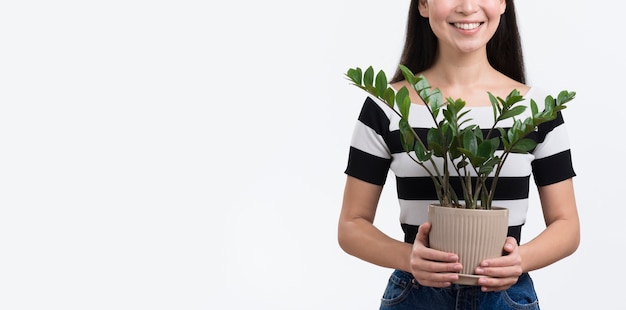 Free photo close-up female holding flower pot