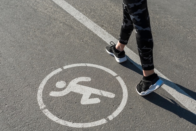 Free photo close-up of female legs running