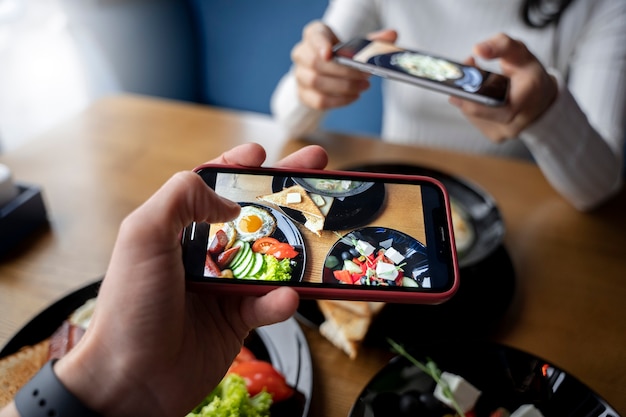 Free photo close up on food lover eating