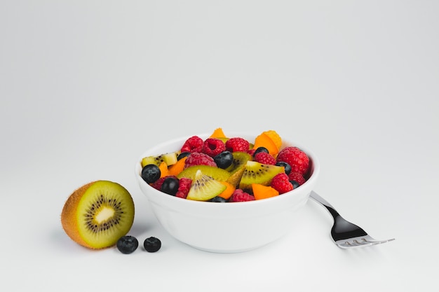 Free photo close-up fork with bowl of fruit