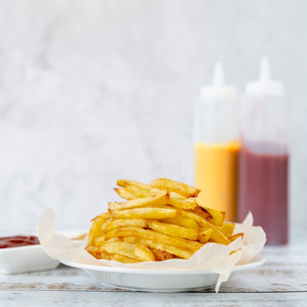 Free photo close-up french fries on a plate