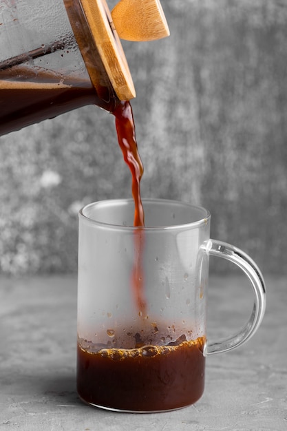 Free photo close-up fresh coffee pouring into cup