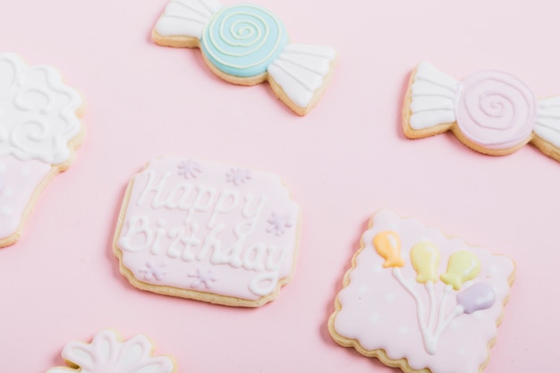 Free photo close-up of fresh cookies on pink background