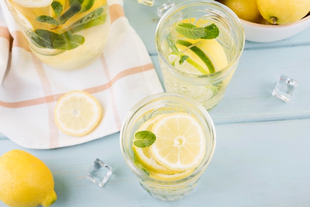 Free photo close-up fresh lemonade on the table