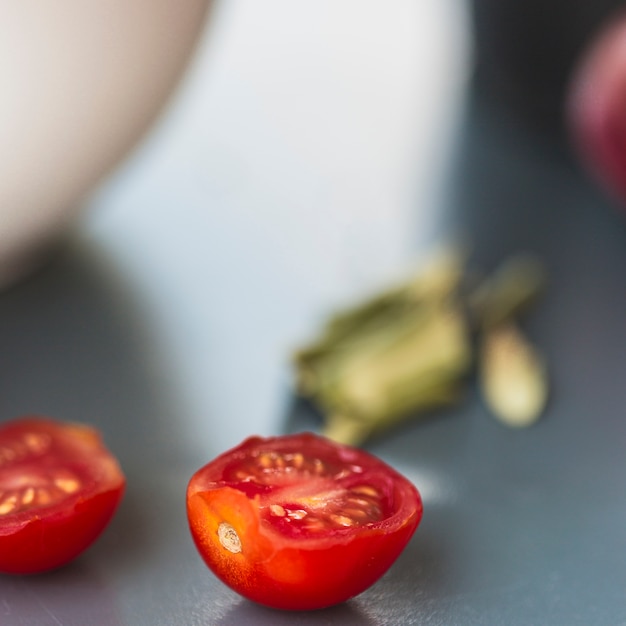 Free photo close-up of fresh red halved tomato