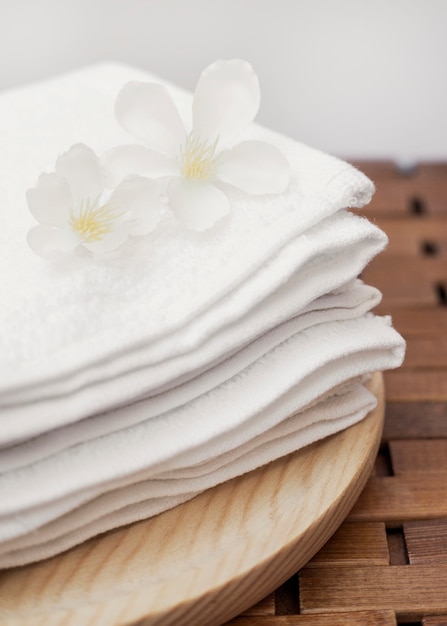 Free photo close-up of fresh white flowers and towel