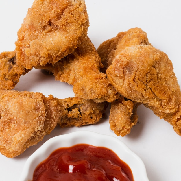 Free photo close-up of fried chicken with ketchup