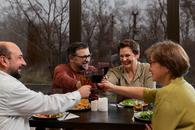 Free Photo close up friends clinking glasses