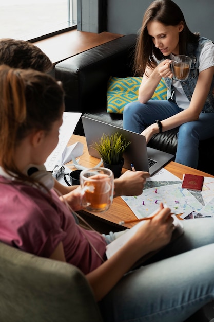 Free Photo close up friends planning trip together