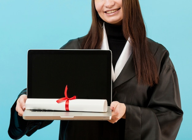 Free photo close-up girl holding laptop