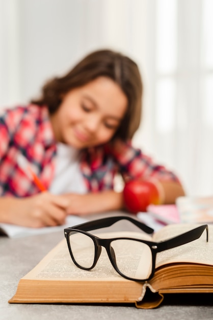 Free photo close-up girl at home doing homeworks