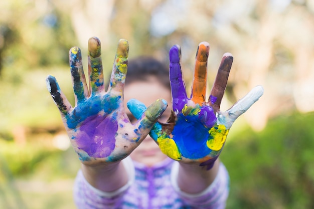 Free photo close-up of a girl showing painted hands