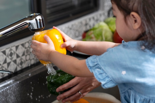 Free photo close up girl washing vegetable