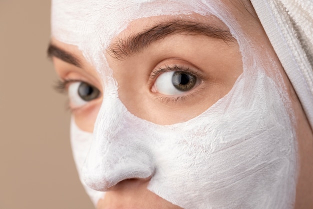 Free Photo close up girl wearing face mask