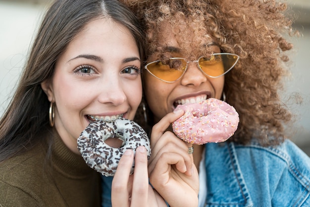 Free Photo close-up girls with doughnuts