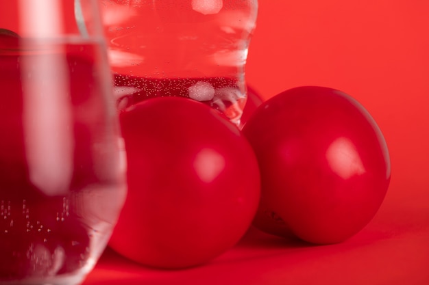 Free photo close-up glasses of water and tomatoes