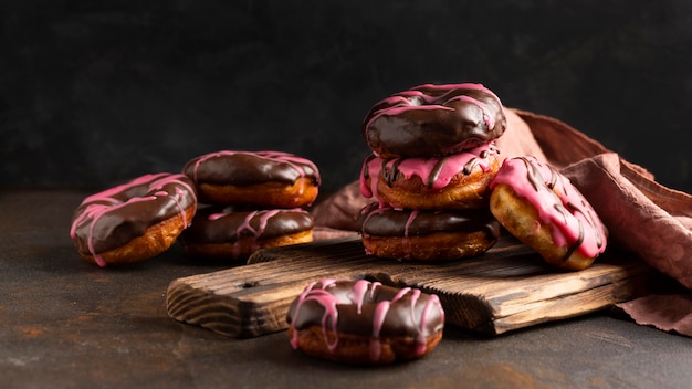 Free Photo close-up glazed donuts