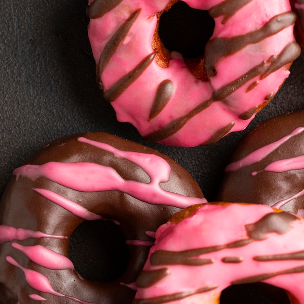 Free Photo close-up glazed donuts