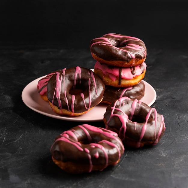 Free photo close-up glazed donuts