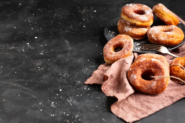 Free photo close-up glazed donuts