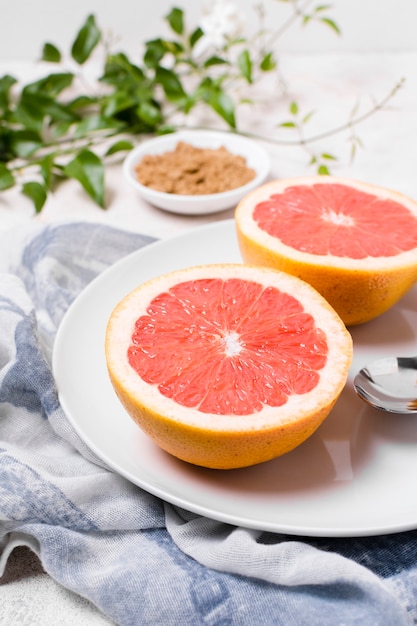 Free photo close-up of grapefruit on plate