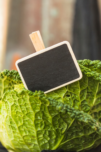 Free photo close-up of green chinese cabbage leaves and black slate