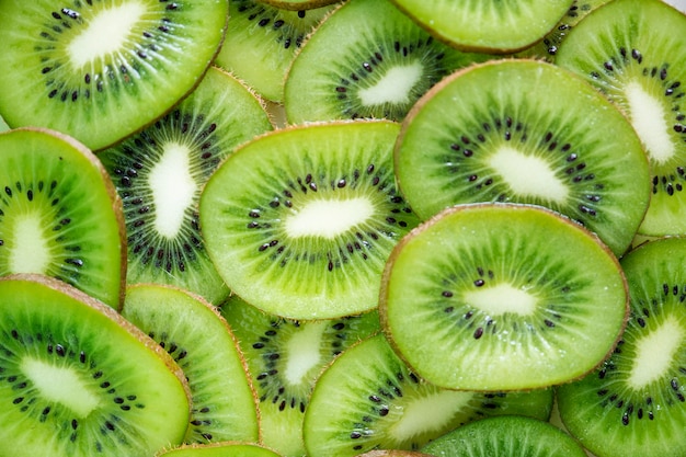 Free photo close up of green kiwi fruit slices