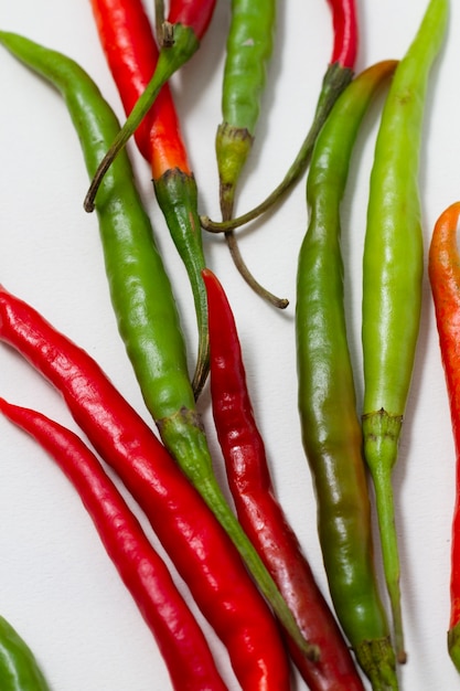 Free photo close-up green and red chili peppers